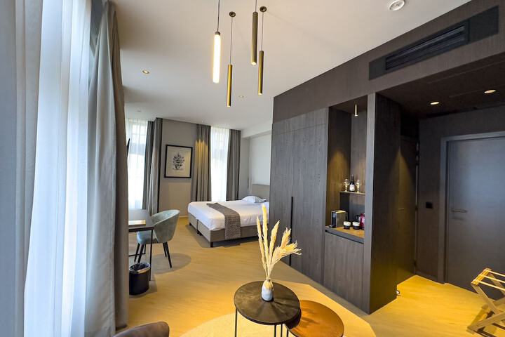 Room 6 of 53