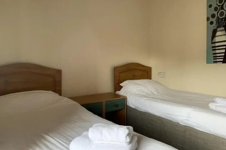 Room 5 of 11