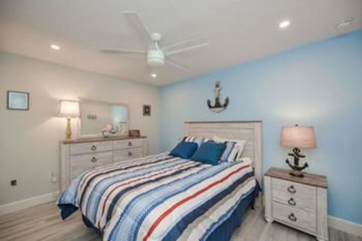 Room 32 of 76