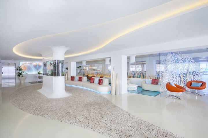 Entrance & Lobby
