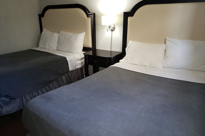 2 Queen Beds (6 of 21)