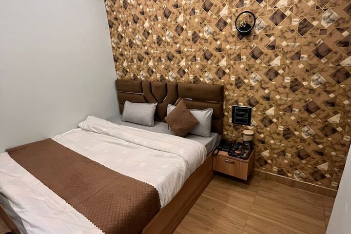 Room 11 of 17
