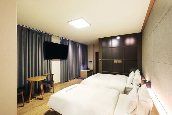 Room 28 of 90
