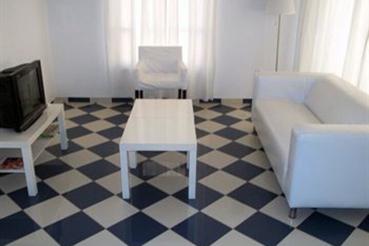 Room 6 of 13