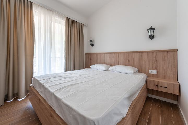 Room 4 of 16