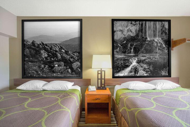 1 Queen Bed (5 of 27)