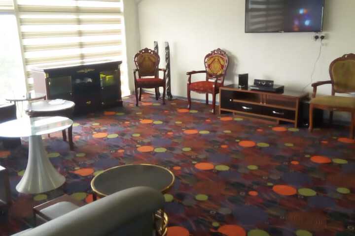Lounge 23 of 27