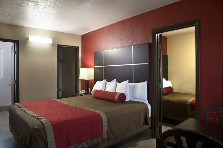 1 King Bed (6 of 18)