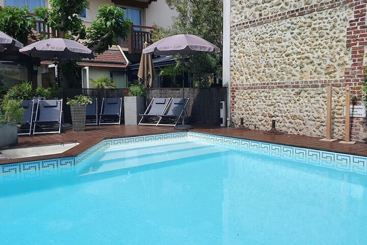 Hotel Pool