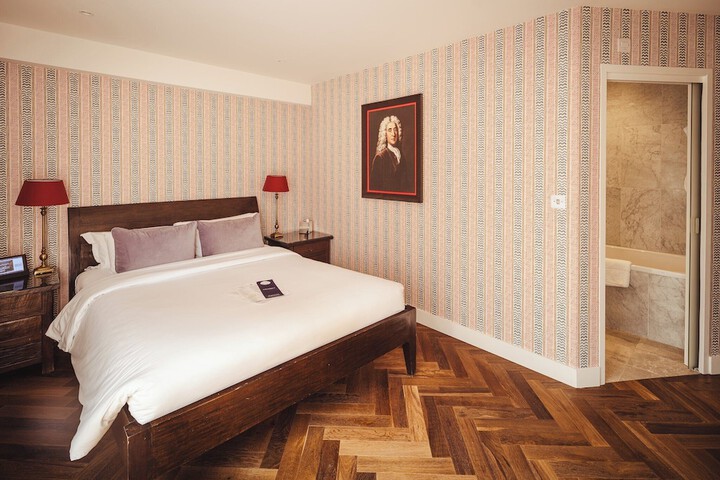 Room 32 of 74
