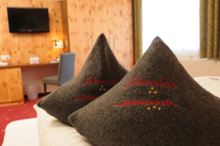 Room 4 of 73