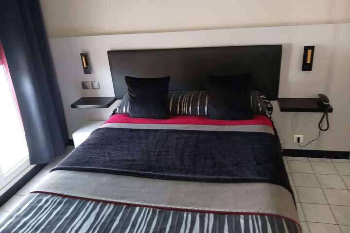 Room 13 of 143