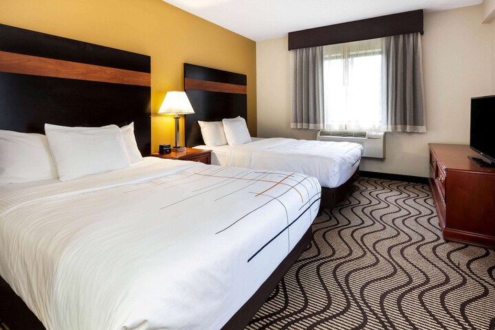 2 Queen Beds (3 of 13)