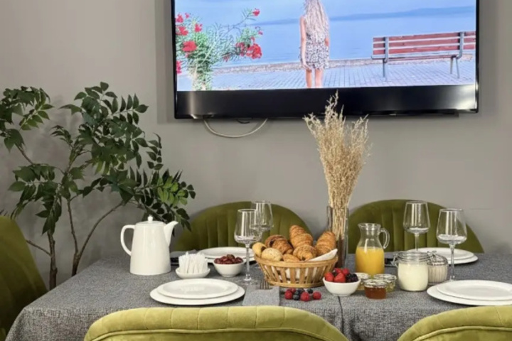Dining 8 of 15