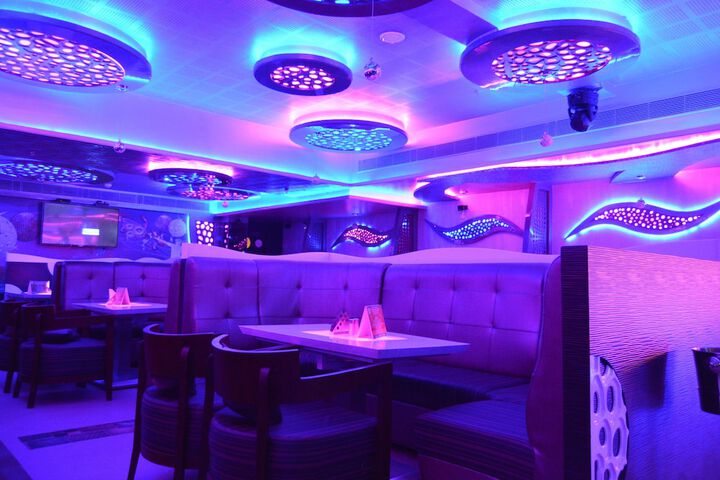 Lounge 35 of 48