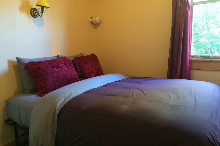 Basic Double Room 1 Queen Bed Shared Bathroom (1 of 14)