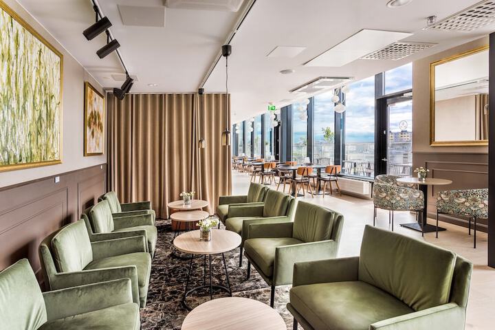 Lounge 69 of 76