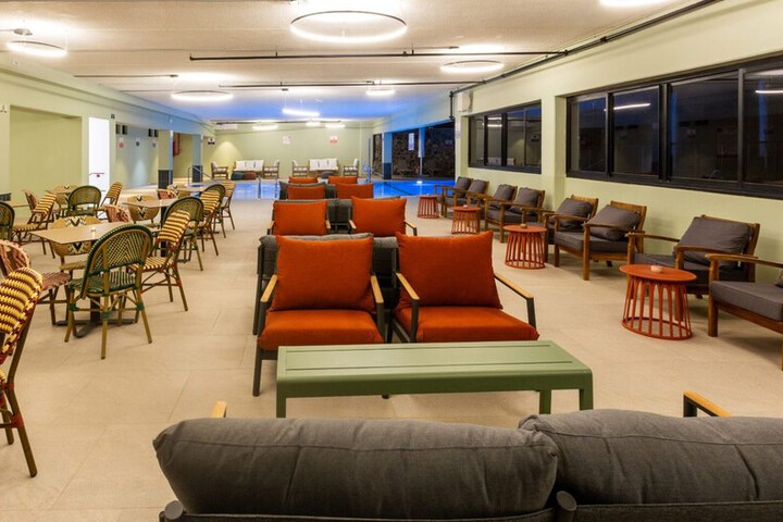Lounge 78 of 97