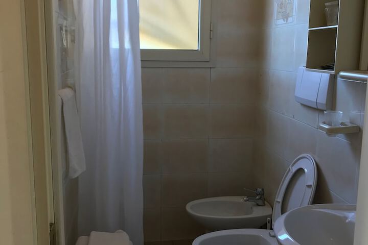 Room 12 of 16