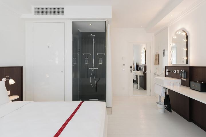 Room 15 of 62