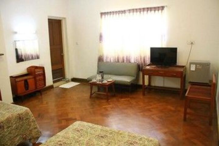 Room 9 of 33