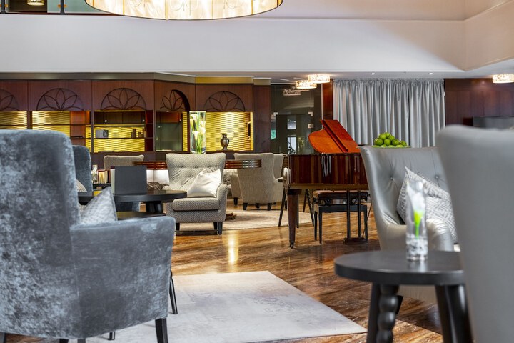 Entrance & Lobby