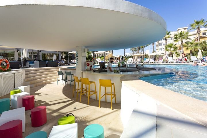 Hotel Pool