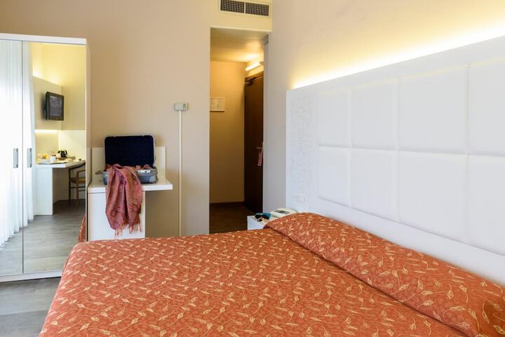 Room 8 of 16