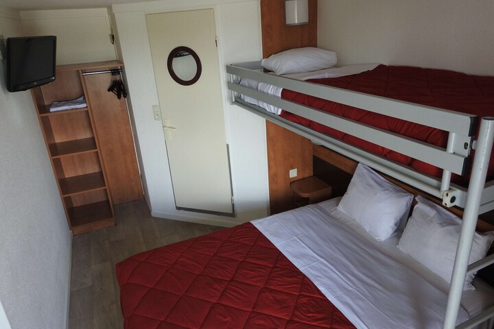 Room 9 of 32