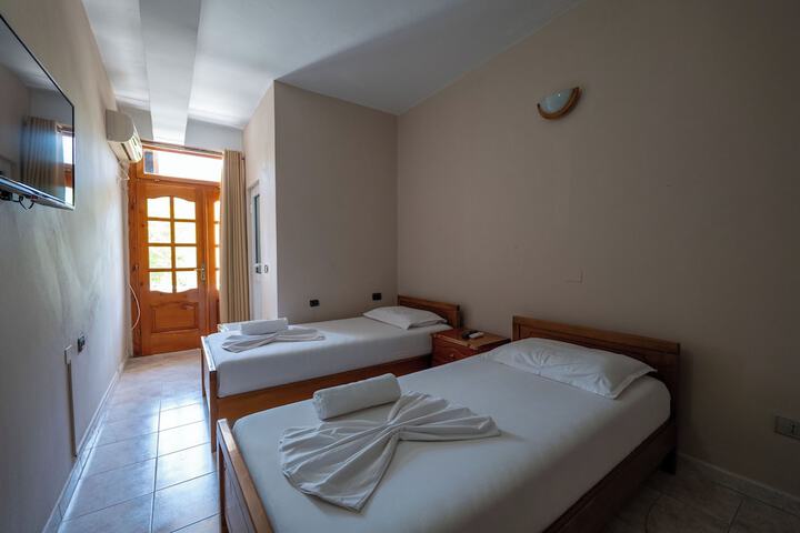 Room 43 of 178