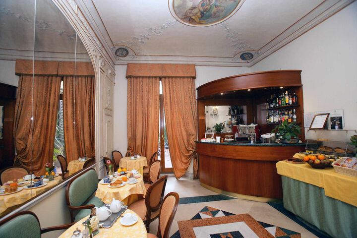 Lounge 70 of 98