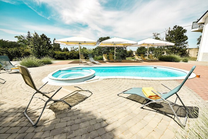Pool 95 of 151