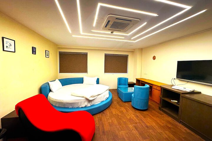 Room 4 of 27