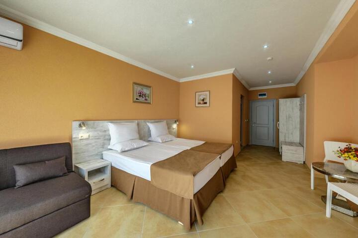 Room 6 of 14