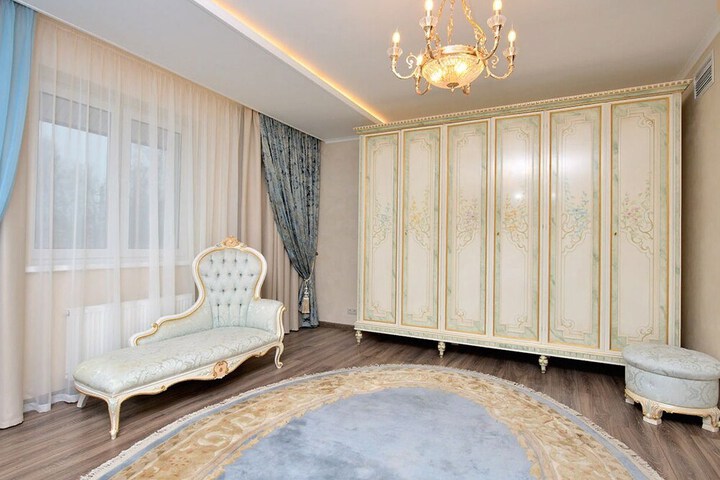 Room 27 of 144