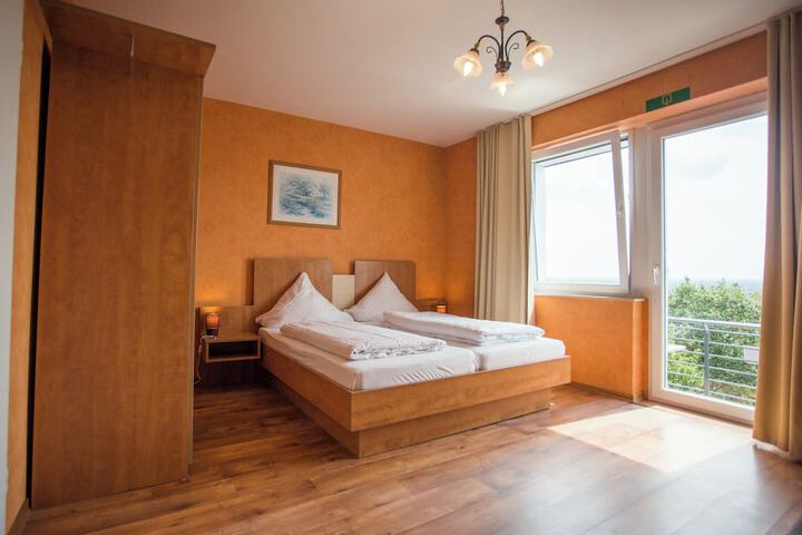 Room 3 of 33