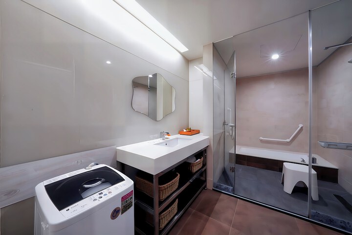 Room 103 of 155