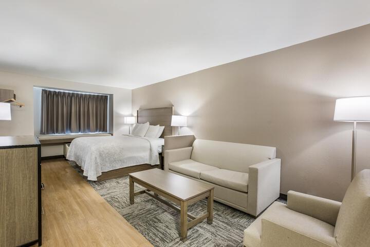 Suite King Bed Accessible (3 of 10)