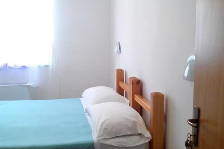 Room 9 of 42