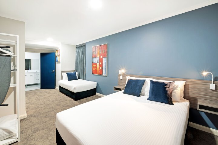 Room 11 of 28