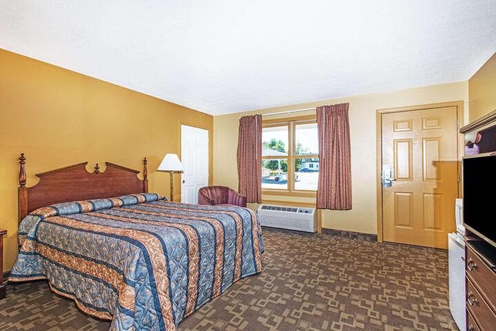 1 Queen Bed (1 of 9)