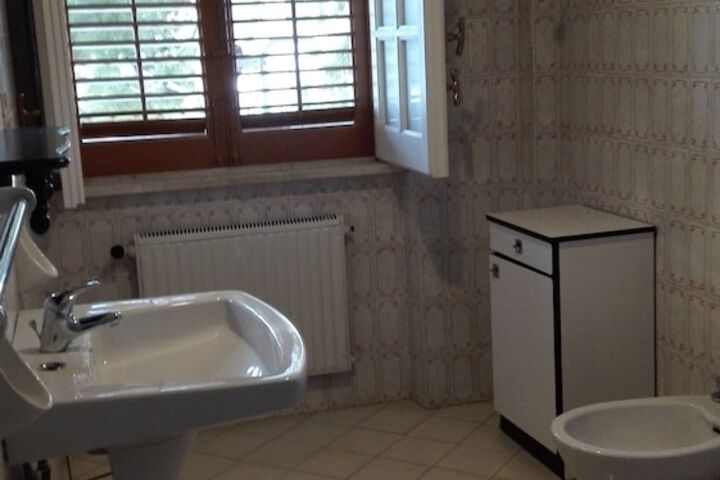 Room 8 of 11