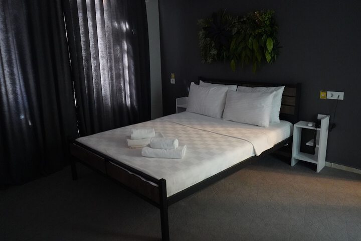 Room 4 of 25