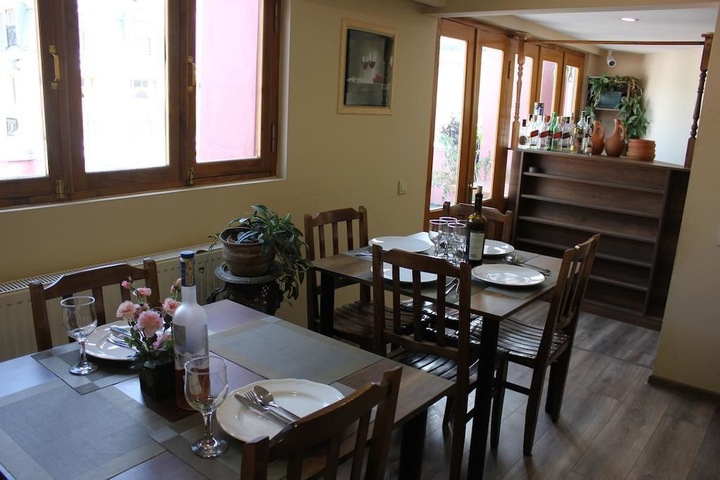 Dining 8 of 15