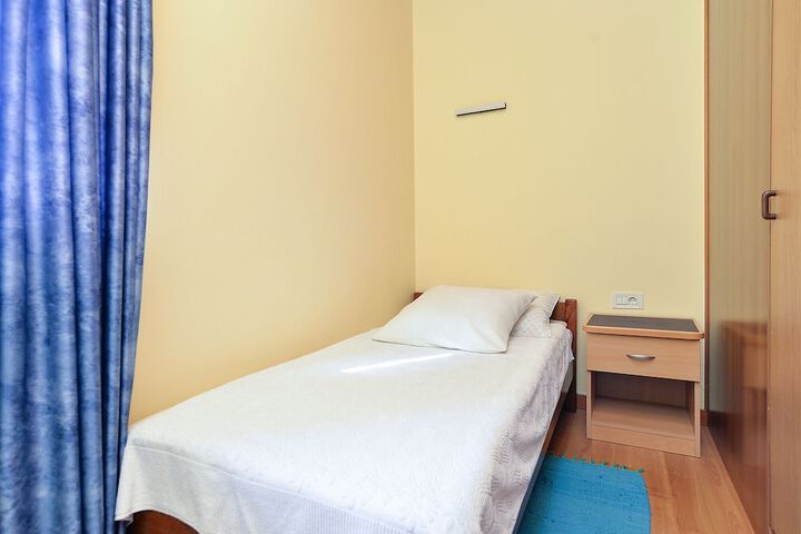 Room 6 of 79
