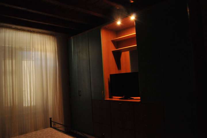 Room 2 of 40