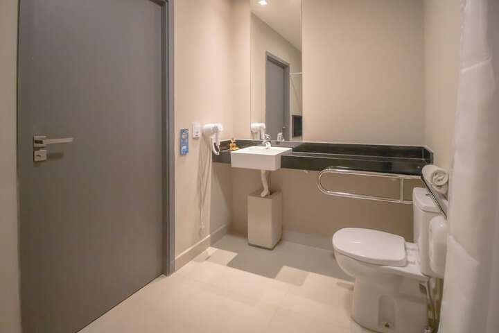 Room 42 of 122