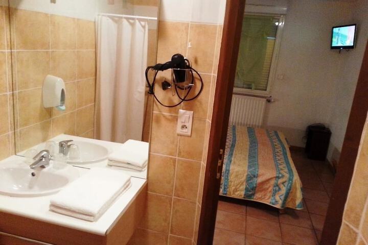 Room 9 of 18