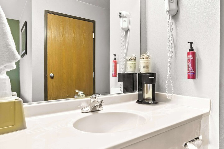 2 Queen Beds Microwave and Refrigerator Flat Screen Television High Speed Internet Accessible Coffee Maker Iron and Ironing Board Full Breakfast (7 of 9)