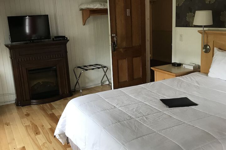 Room 19 of 102